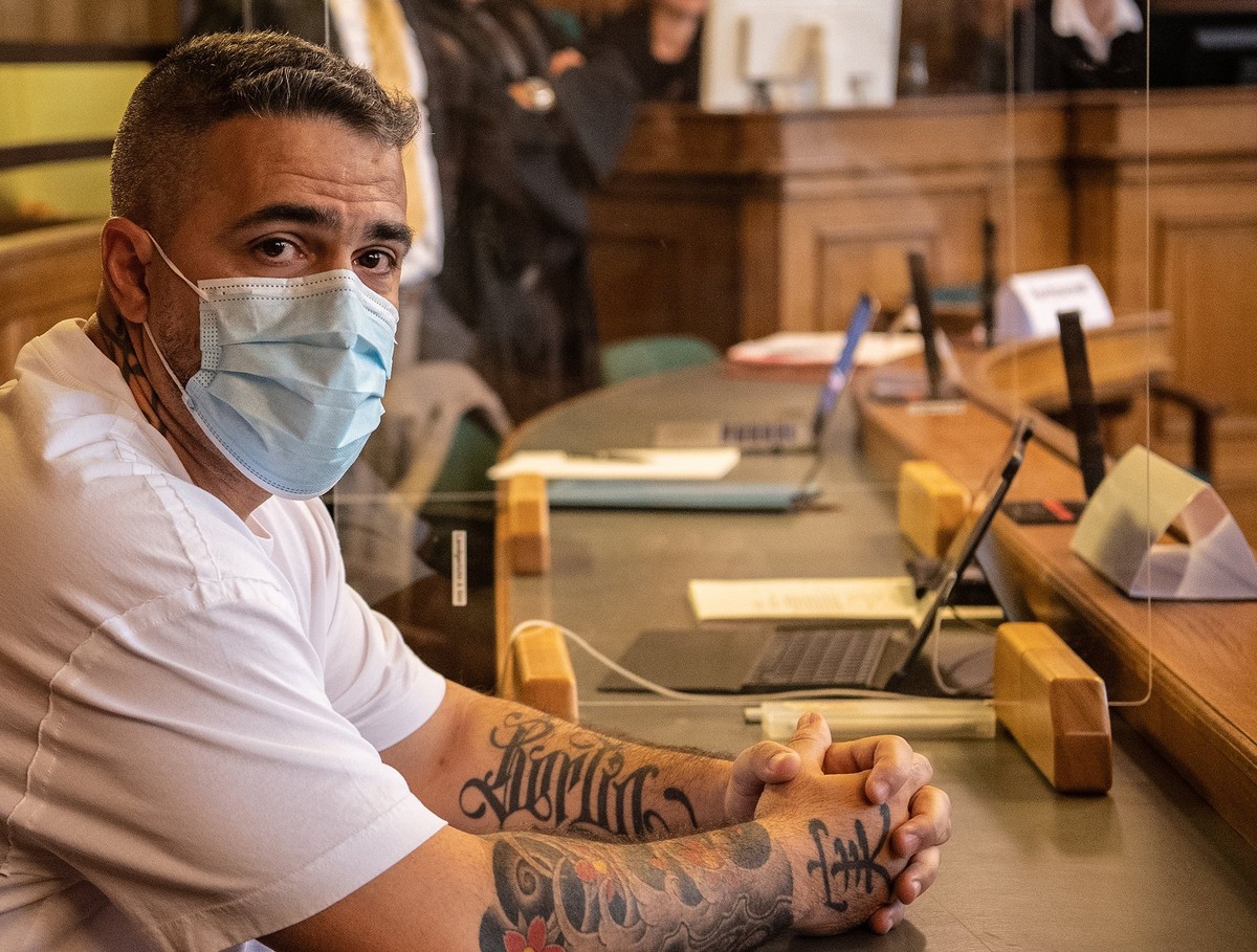 ARCHIV - 17.08.2020, Berlin: Anis Mohamed Youssef Ferchichi, bekannt als Rapper Bushido, sitzt zu Beginn eines Prozesses gegen den Chef einer bekannten arabischst�mmigen Gro�familie in einem Gerichtss ...