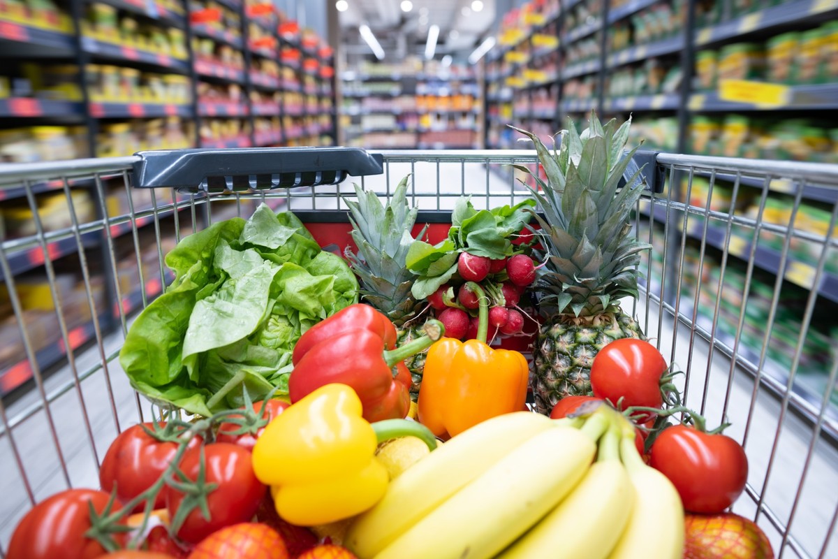 ARCHIV - 17.01.2023, Sachsen, Dresden: Ein Einkaufskorb mit Obst und Gemüse steht in einem Supermarkt. (zu dpa: «Preistreiber Nahrungsmittel: Details zur März-Inflation») Foto: Sebastian Kahnert/dpa + ...