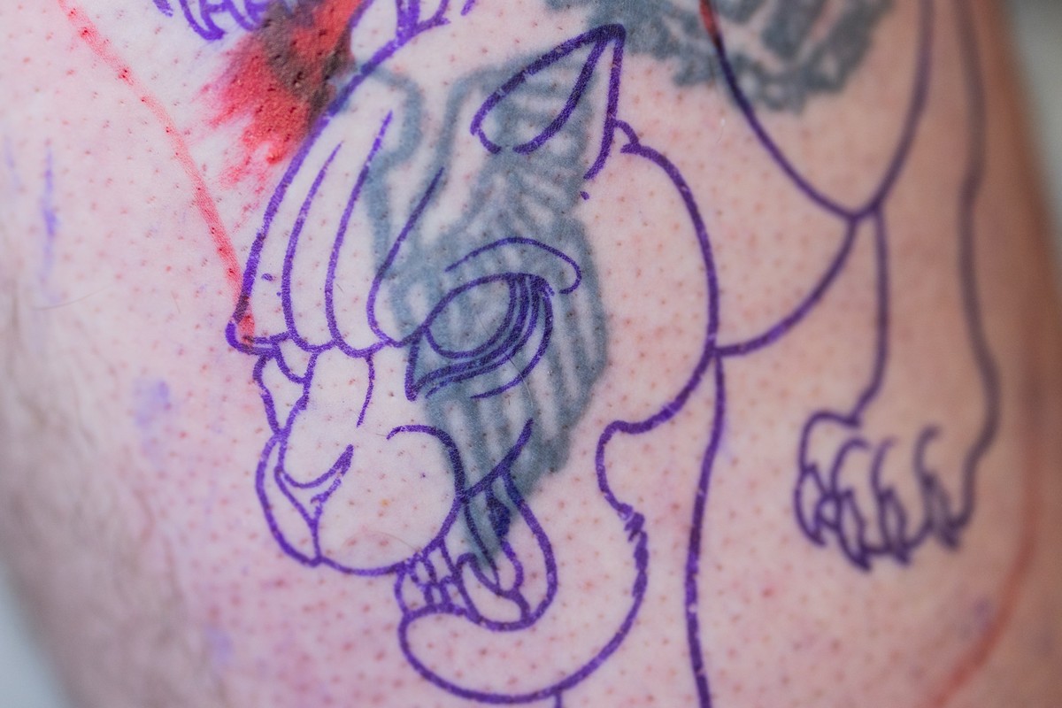 dpatopbilder - PRODUKTION - 19.12.2024, Nordrhein-Westfalen, Siegen: Tattoo Artist Luke bereitet ein Cover-Up, ein