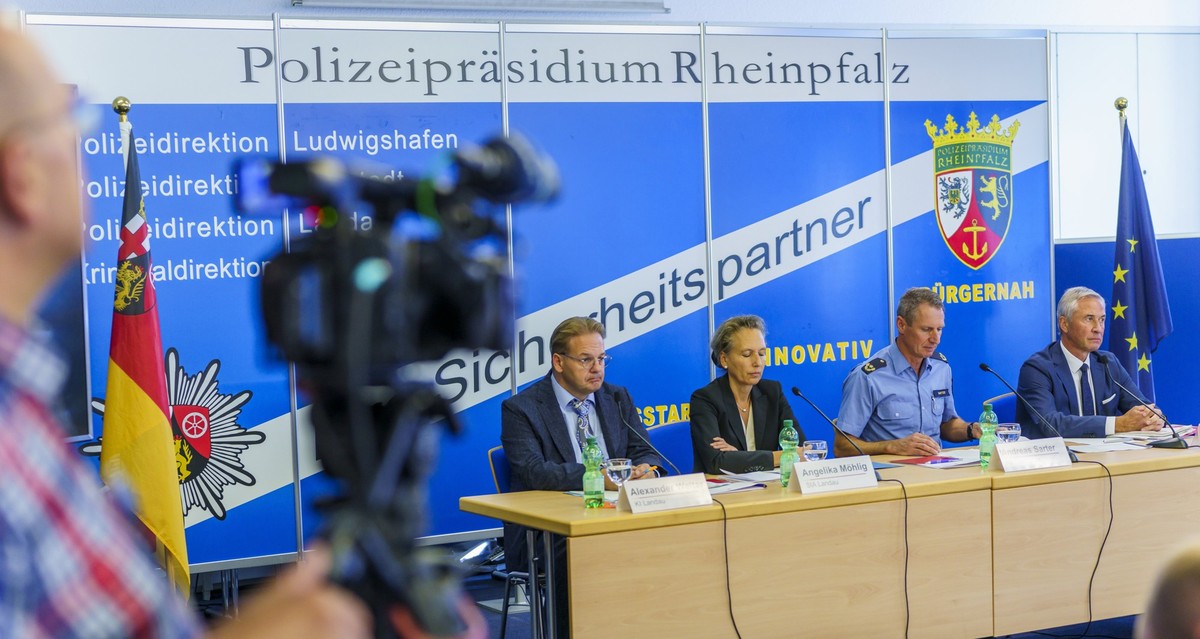 14.09.2023, Rheinland-Pfalz, Ludwigshafen: Alexander Welter (l-r), Kriminaldirektor Polizeipr�sidium Rheinpfalz, Angelika M�hlig, Leitende Oberstaatsanw�ltin Staatsanwaltschaft Landau, Andreas Sarter, ...