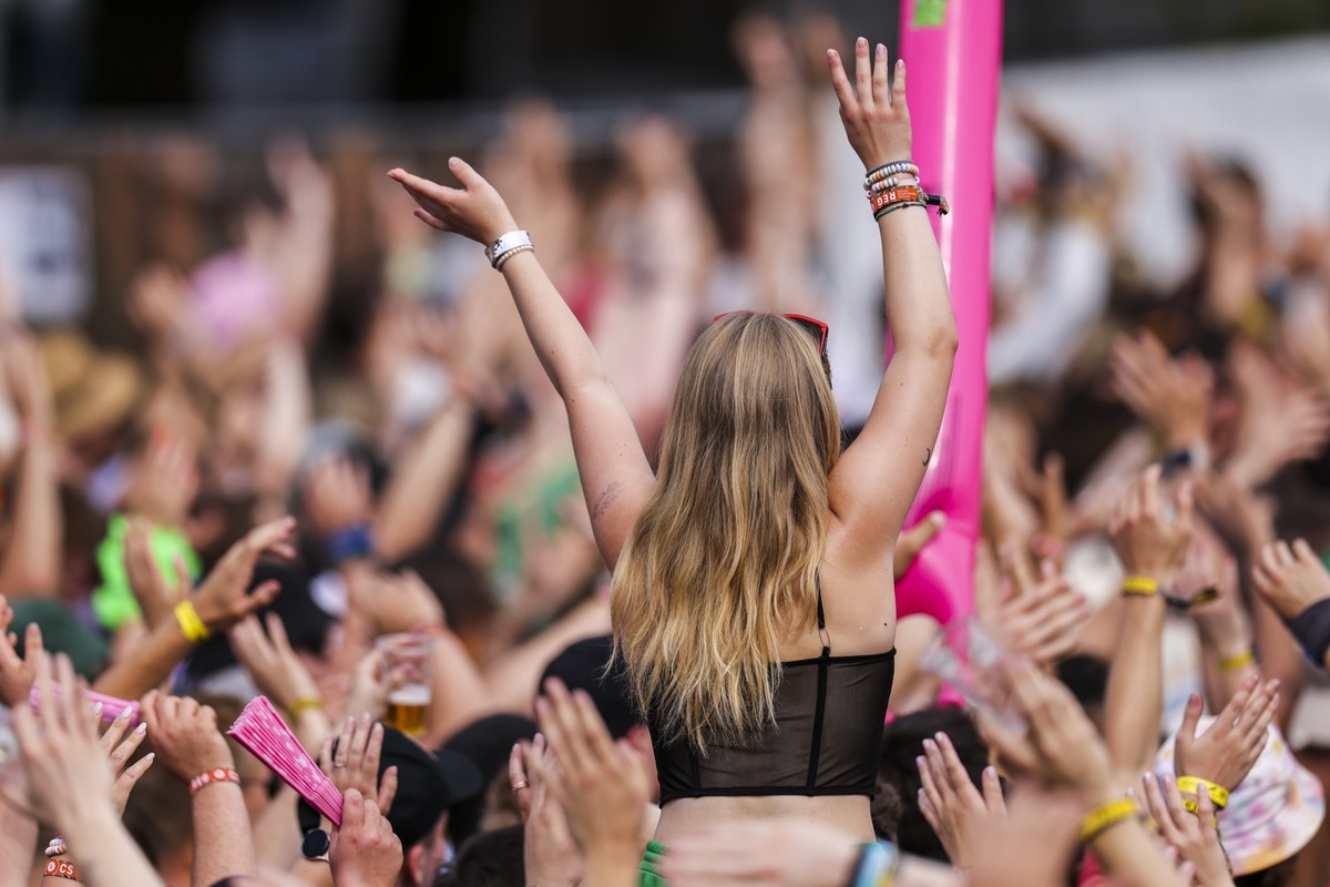 ARCHIV - 19.07.2024, Nordrhein-Westfalen, Weeze: Fans feiern beim Electronic Music Festival