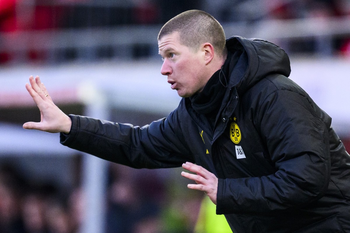 01.02.2025, Baden-Württemberg, Heidenheim: Fußball: Bundesliga, 1. FC Heidenheim - Borussia Dortmund, 20. Spieltag, Voith-Arena. Dortmunds Trainer Mike Tullberg gestikuliert. Foto: Tom Weller/dpa - WI ...