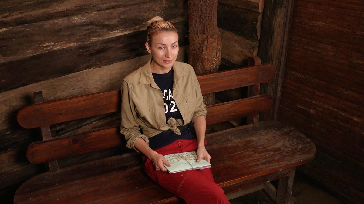 "Das ist so schön", mit Tränen in den Augen sitzt Teamchefin Anna-Carina Woitschack im Dschungeltelefon, als sie die Briefe der Liebsten erblickt, die sie dann ins Camp bringt.
+++ Die Verw ...
