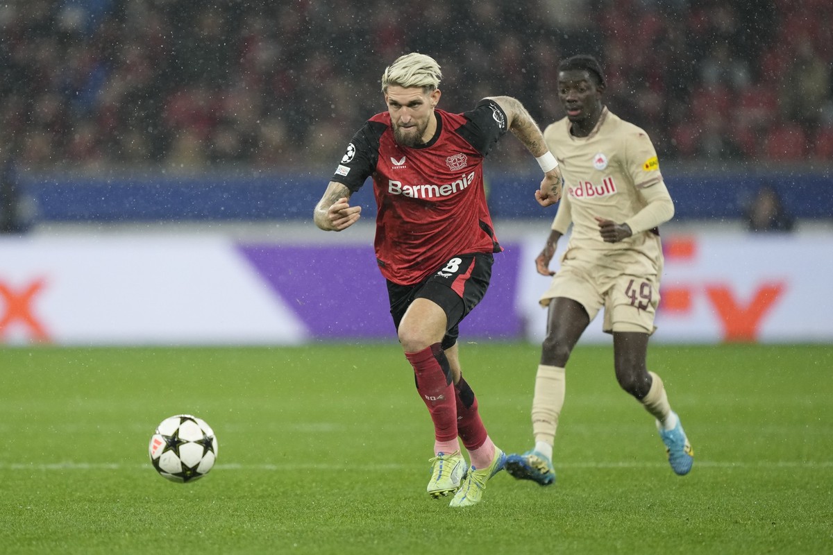 Leverkusen&#039;s Robert Andrich in action in front of Salzburg&#039;s Moussa Yeo during the Champions League opening phase soccer match between Bayer Leverkusen and RB Salzburg at the BayArena in Lev ...